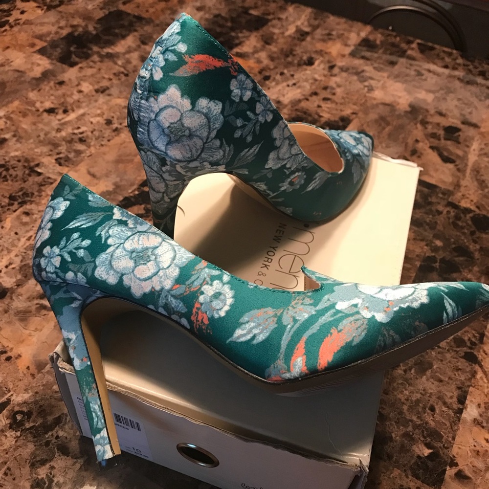 💚FABULOUS GREEN FLORAL SATIN HEELS💚